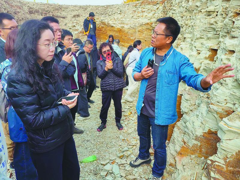 中国科学院古脊椎动物与古人类研究所研究员汪筱林(右1)在凌源热河生物群发现地讲解地层剖面。(摄影:张旭)
