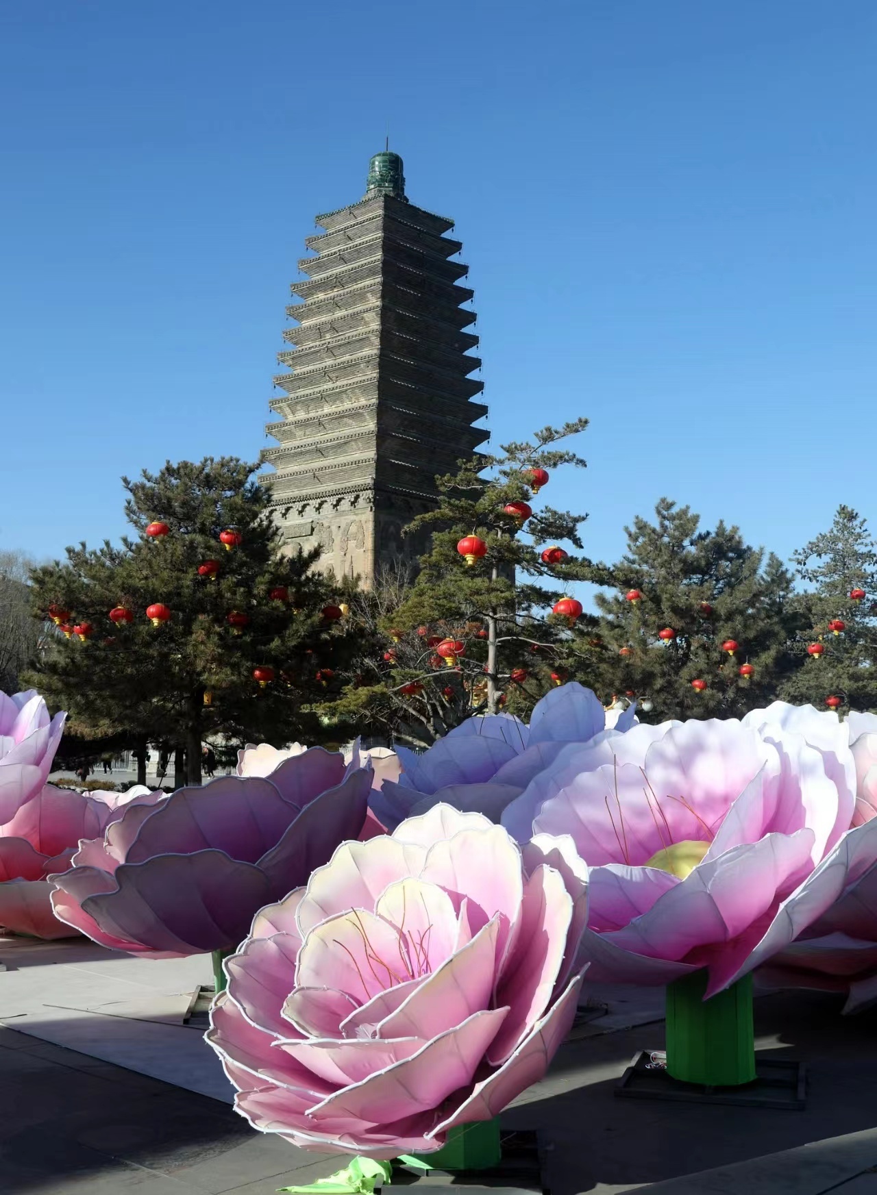 朝阳北塔广场部分彩灯安装完成。