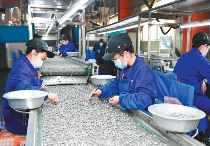 朝阳金达钛业股份有限公司满负荷生产。(摄影:仇一军)