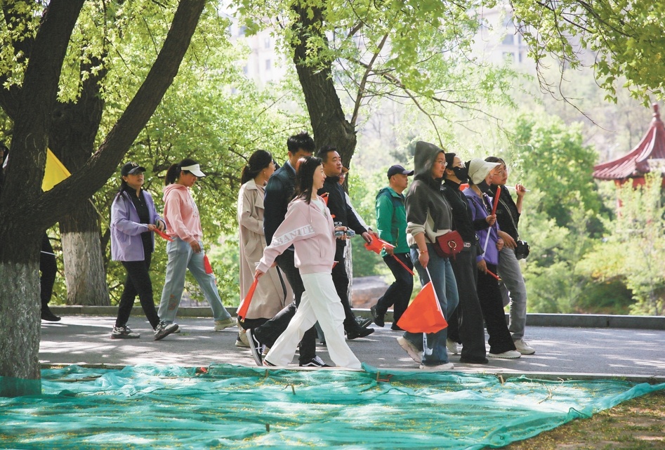 由鞍山市立山区总工会组织开展的2025年“中国梦 劳动美”职工登山比赛,有2000余名职工报名参加。
