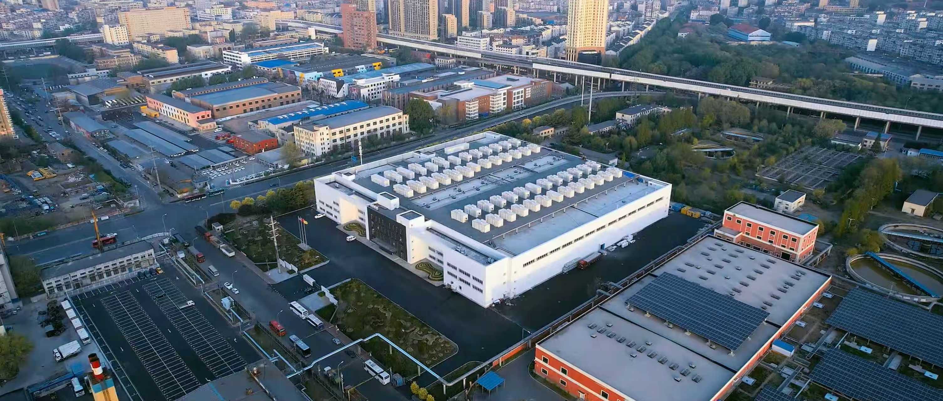 百兆瓦级大连液流电池储能调峰电站是国家第一个大型化学储能示范项目，也是全球最大的液流电池储能电站。 图为企业外部场景。（国网辽宁省电力有限公司供图）