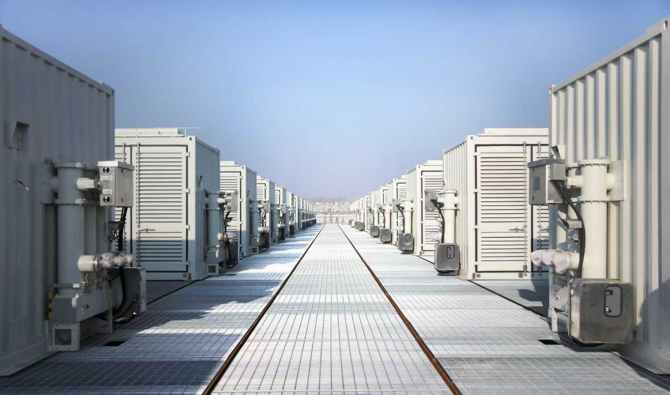 电池储能调峰电站内部的储能设备。（国网辽宁省电力有限公司供图）