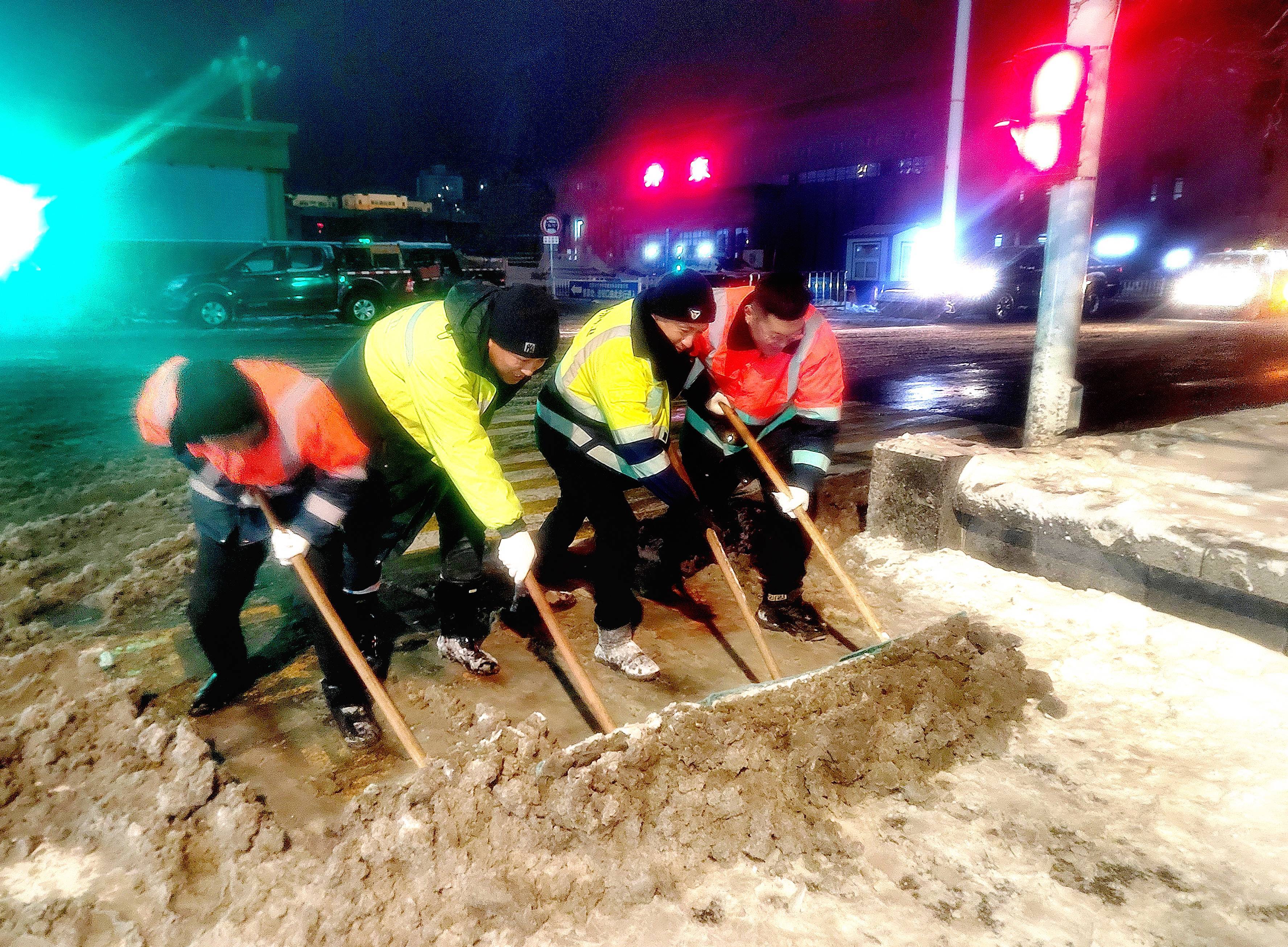 午夜时分，道路上没有了白天的喧嚣，只有环卫职工推雪、铲雪的声音。