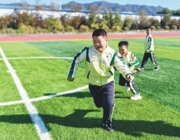 催阵堡中心小学的学生在操场上飞奔。 受访者供图