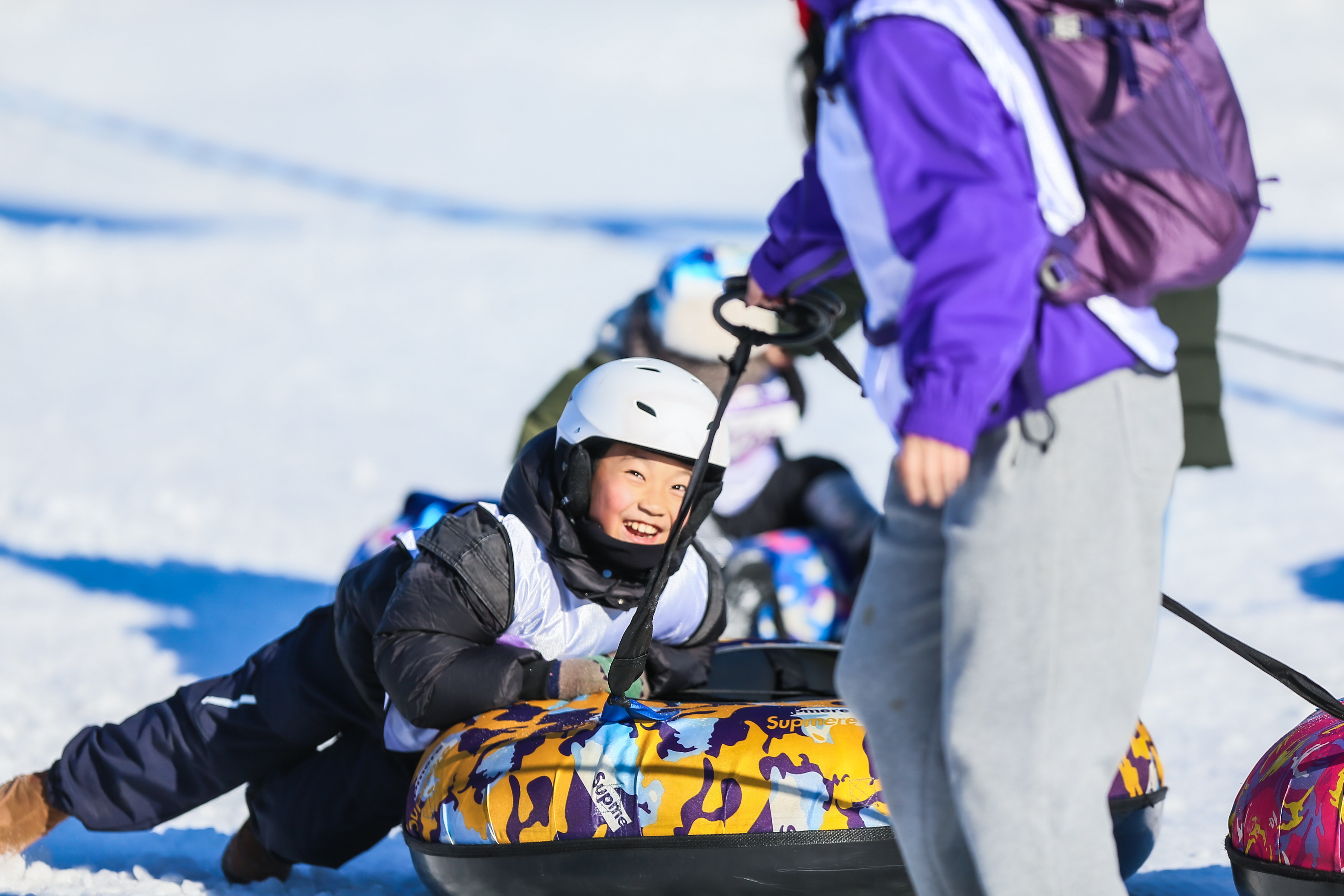 小朋友体验“极地救援”项目。