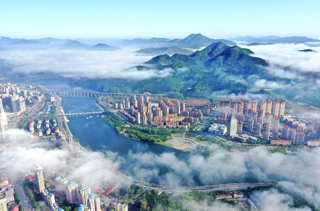 本溪是一座有特色、有色彩的城市！今天的本溪，以“红、绿、黑、白、金”五色为城市气质，更以矿业、农业、工业、文旅四大经济为发展引擎。（摄影：郭韬）
