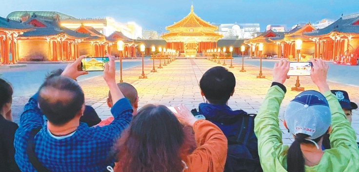 9月29日中秋之夜的18时至20时,沈阳故宫博物院打开了东大门,首次展现沈阳故宫古建筑在灯光照映下的迷人风姿。(受访者供图)