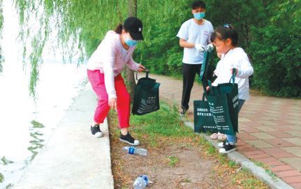 市民积极参加“小手牵大手 清洁家园”活动。