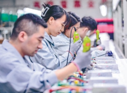 工人在沈阳中科数控技术股份有限公司忙碌,企业多项科技成果通过鉴定。