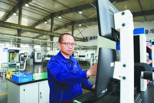 辽沈工业集团首席技师王巍正在进行刀具预调。受访单位供图