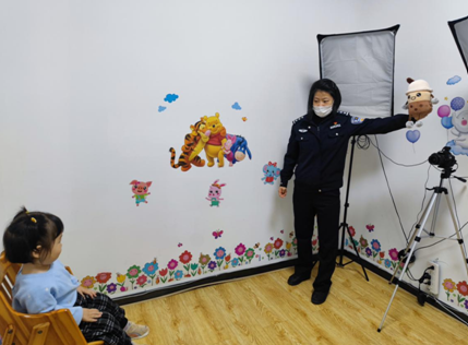 民警正在指导儿童拍照。(摄影:牛歆芮)