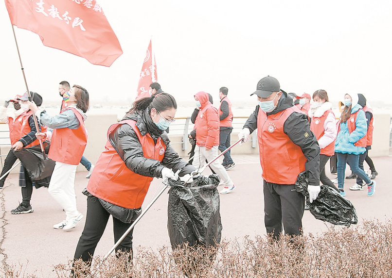 西市区自愿者在辽河公园捡拾垃圾