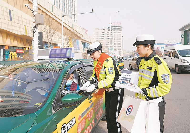 女交警走上街头“送安全”