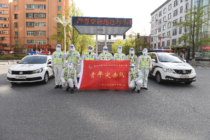 丹东市公安局交警支队振兴一大队成立”青年先锋队“。(摄影:郭峰)