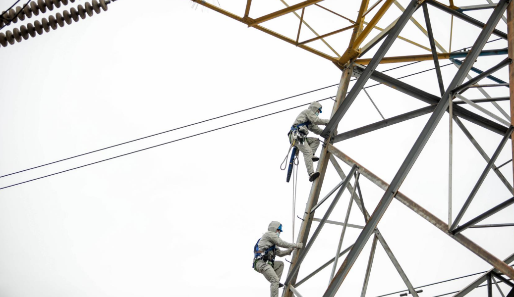 国网鞍山供电公司工作人员在高空作业。（李经川 摄）