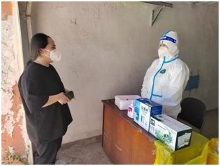 居民给志愿者送来口罩等防疫物品和牛奶。