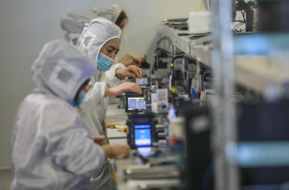鞍山创鑫激光技术有限公司员工对激光器元件进行组装和品质检测。（李经川 摄）