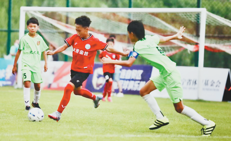 图为2022辽宁省青少年足球超级联赛比赛场景。(朱才威 摄)