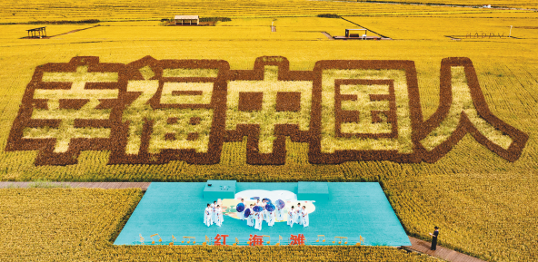 盘锦市红海滩国家风景廊道景区举办中秋旗袍秀活动。