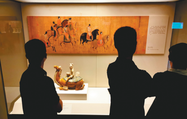 9月4日，参观者在中国国家博物馆观看辽博馆藏的《虢国夫人游春图》。
