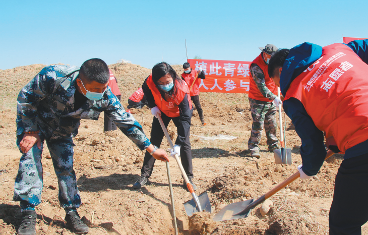 锦州北镇市正安镇组织机关干部开展植树活动助力乡村振兴。