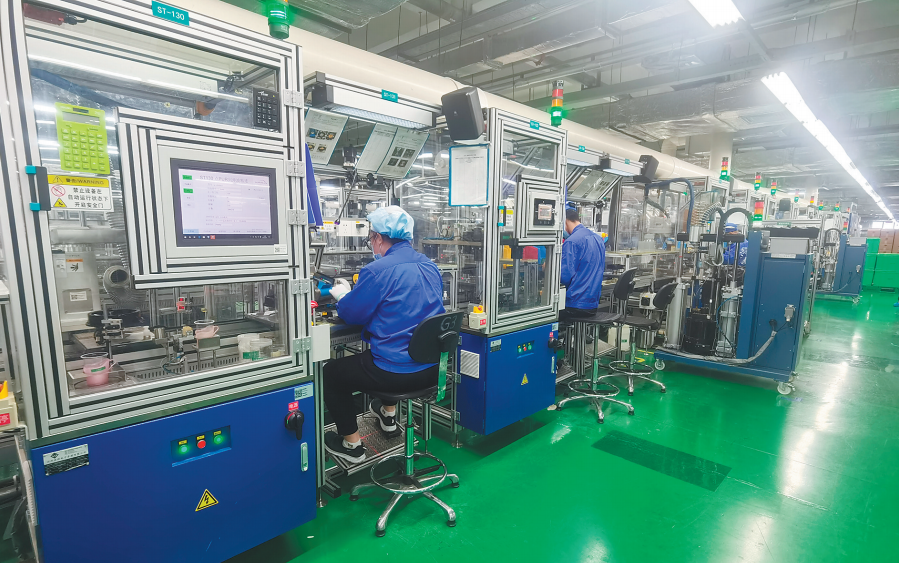 哈曼（中国）科技有限公司视科技创新为生存发展之本。图为企业生产车间。