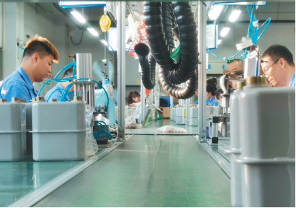 在辽宁思凯科技股份有限公司生产车间里，工人正在加紧赶订单。