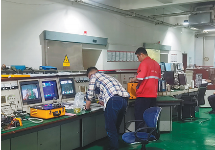 丹东奥龙射线仪器集团有限公司实验室里，员工正在X射线机上对产品进行检测。