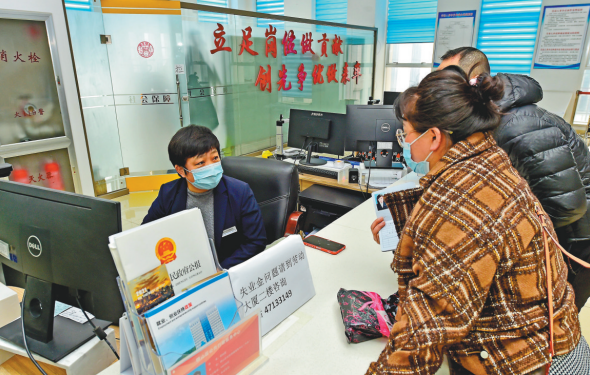 本溪市明山区政务服务大厅为群众提供贴心便捷服务。(摄影:李龙江)
