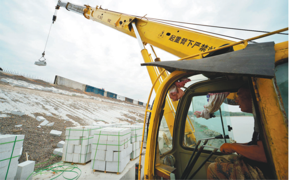 阜新推进“全域海绵·水润阜新”建设。图为水库加固工程。(摄影:朱学著)