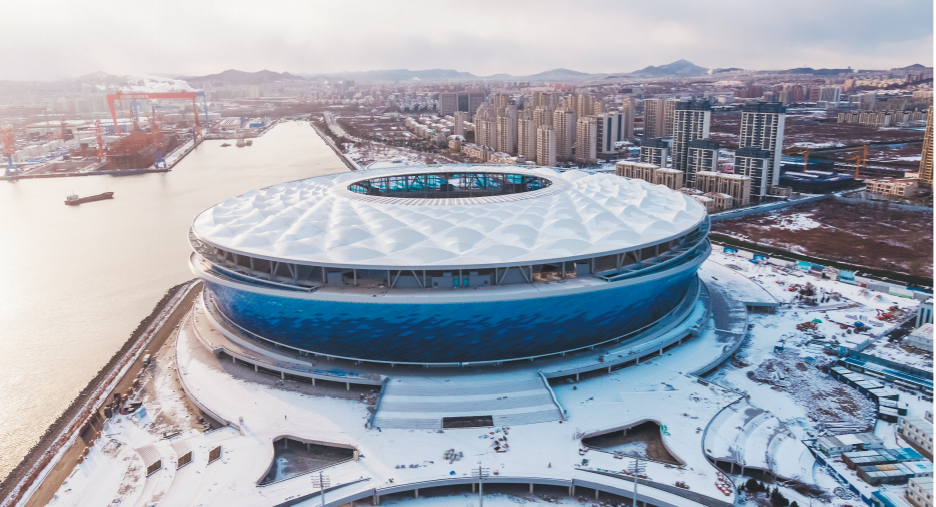 大连梭鱼湾足球场是中国首座三面环海的专业足球场,项目建设已进入收官阶段。 于炳佳 摄