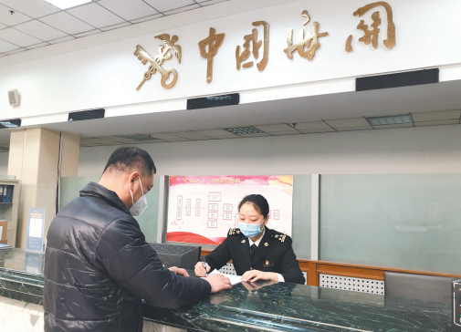 大连周水子机场海关关员指导企业办理通关业务。(摄影:李洋)