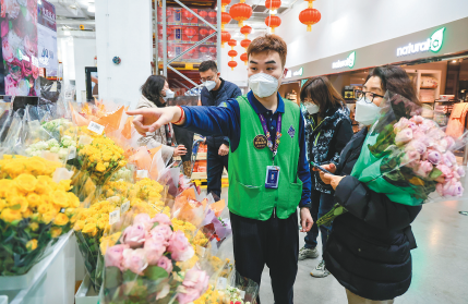 春节临近,大连不少市民选购鲜花装点家居。 本报特约记者 王 华 摄