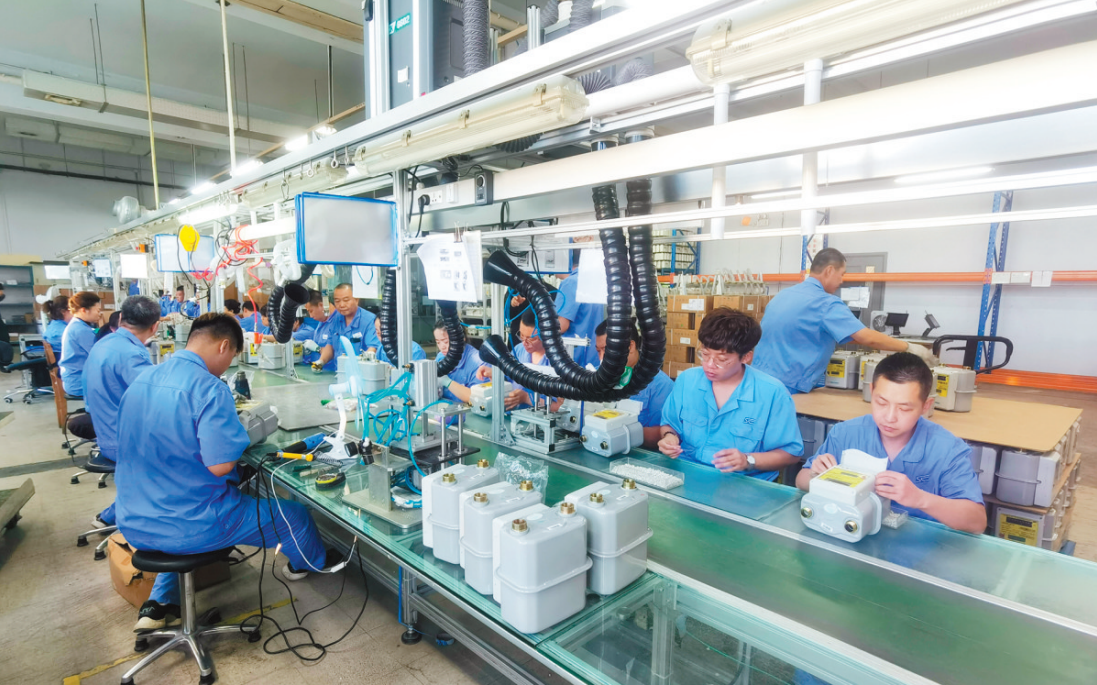 位于丹东的辽宁思凯科技股份有限公司工人正在抓紧生产赶订单。（摄影：王卢莎）