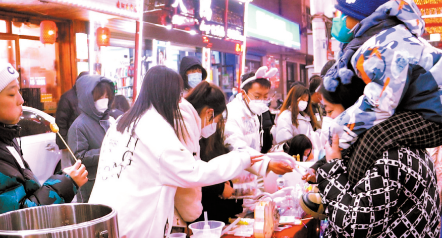 小吃摊位前围满了“美食家”。(摄影:崔治)