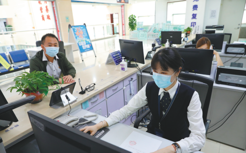 鞍山市营商环境建设局综合发证窗口工作人员正在为企业办理业务。(摄影:周石)
