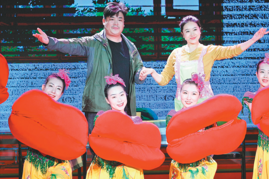 拉场戏《礼尚往来》因生动演绎奇葩随礼陋习收获了台下观众一片掌声。孙海涛 摄