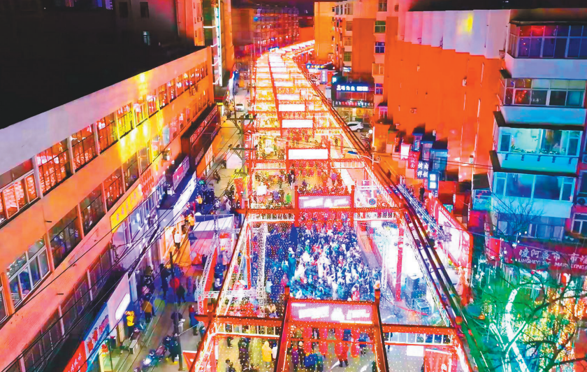 凌河夜市上人头攒动,热闹非凡。(摄影:崔治)