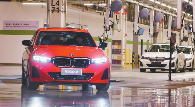 图为宝马沈阳生产基地第500万辆BMW汽车成功下线。图片由华晨宝马提供