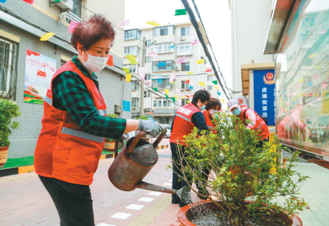 和合大院的居民清扫小区,美化家园环境。(摄影:王华)