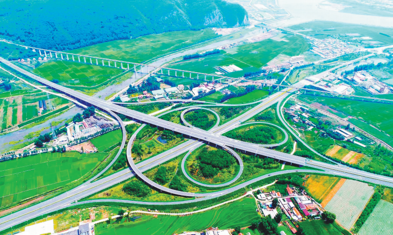 随着永桓高速、鹤大高速、通灌铁路、田桓铁路的陆续通车,桓仁满族自治县构建起了四通八达的交通路网。(摄影:郭 韬)
