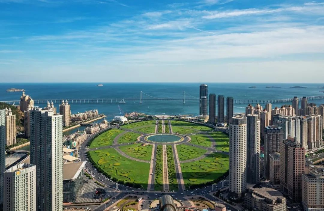 大连星海广场：大连著名的海滨广场。