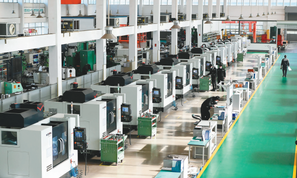 环境整洁、设备先进的辽宁天亿机械有限公司生产车间。（摄影：仇一军）