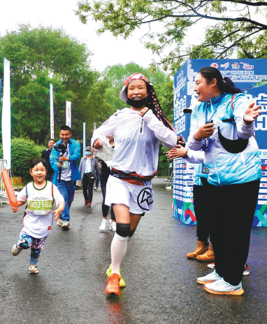 5月13日,“跑遍辽宁”马拉松系列赛在鞍山举办,900名志愿者清晨5点刚过就到达执勤地点,冒雨执勤,为半程马拉松保驾护航。 (摄影:马新艳)