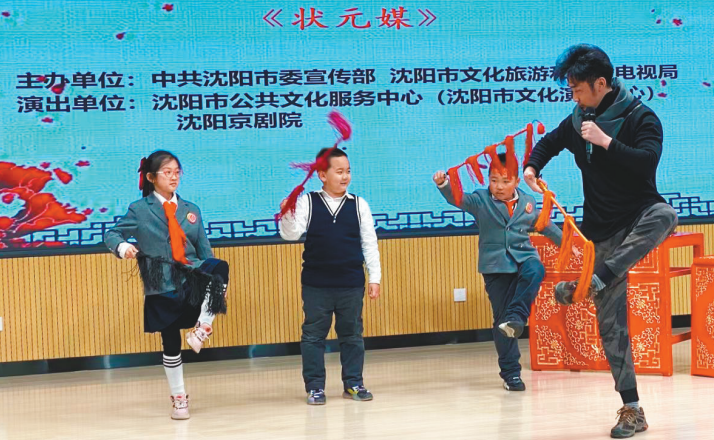 演员以边示范边讲解的方式，引导学生了解中国戏曲。（摄影：杨竞）
