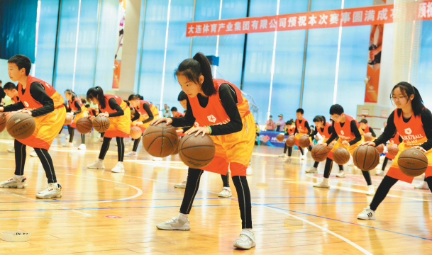 小学生在现场进行篮球特长表演。(摄影:吕文正)
