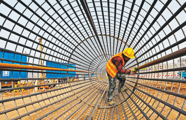 工人奋战在本桓高速公路项目施工现场。(摄影:林林)
