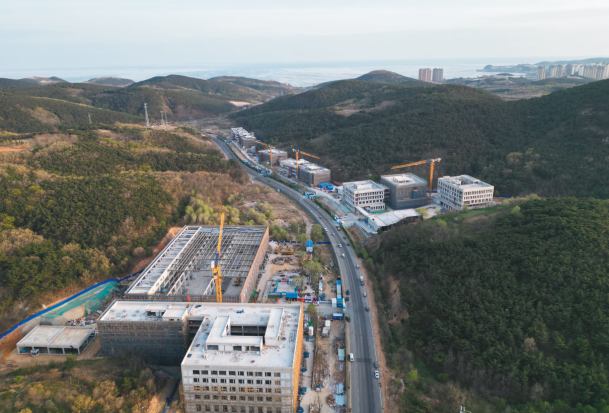 正在建设中的英歌石科学城。(摄影:中建三局供图)