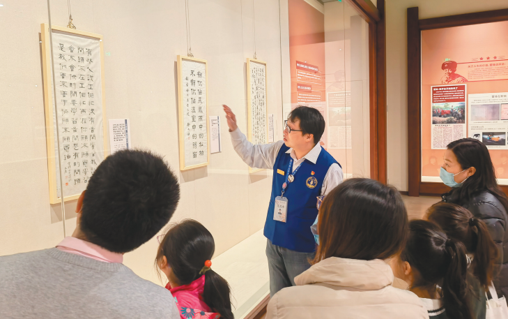 辽宁省博物馆此前推出的“永恒的雷锋”展览吸引观众30万人次。（受访者供图）