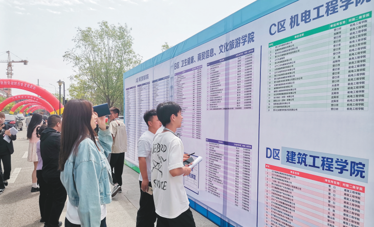 “校园招聘直通车”开进营口职业技术学院。(摄影:佟利德)